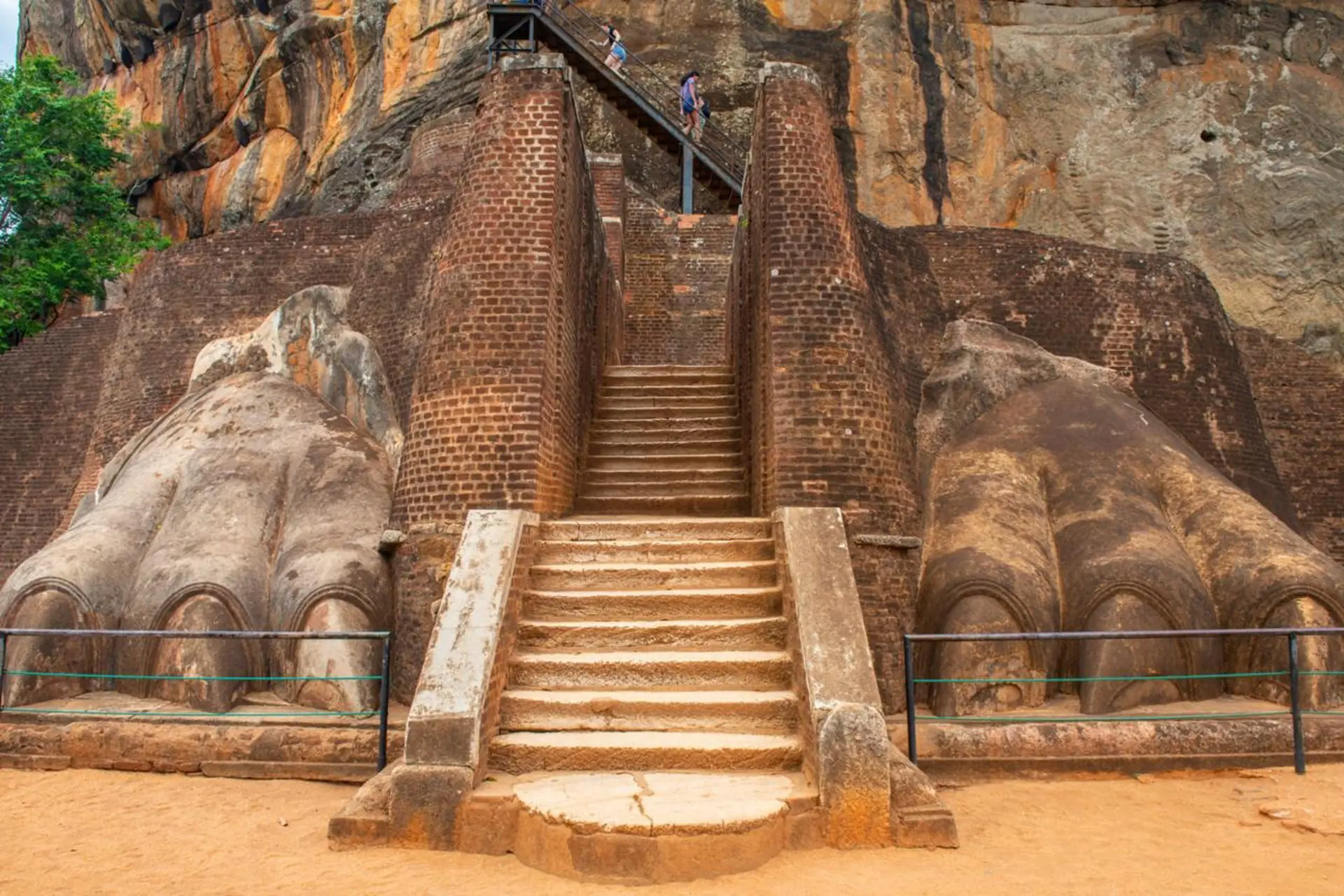 Mirror Wall Sigiriya: 5 câu chuyện từ những dòng chữ cổ bên vách đá