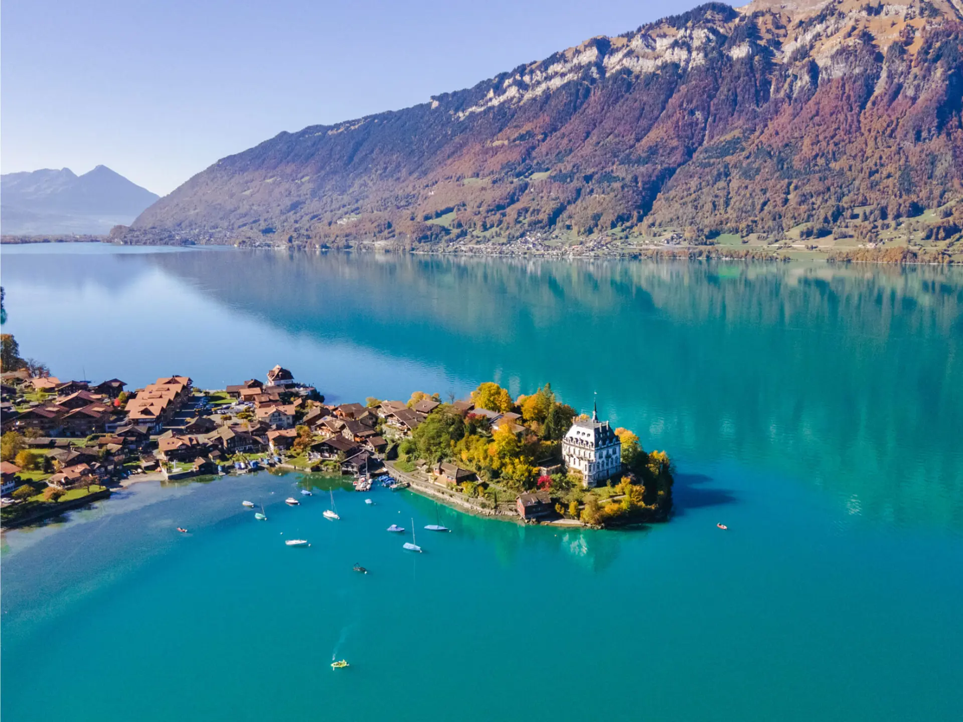 Hồ Brienz Thụy Sĩ: Màu xanh ngọc đẹp như đã chỉnh ảnh