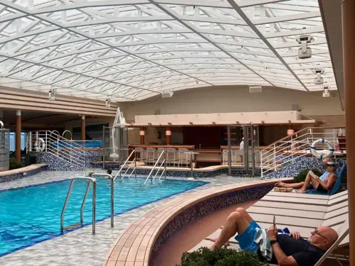 Hollywood Pool Club Royal Princess -  Hồ bơi sang trọng trên cruise 5 sao cao cấp 