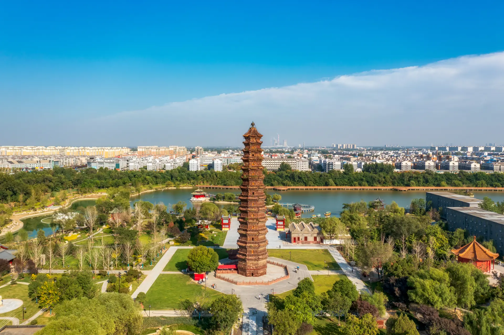 Thiết Tháp Khai Phong: Góc check-in 1000 năm cổ kính ít người Việt biết