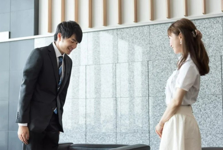 Văn Hóa Cúi Chào Ở Nhật Bản: Ý Nghĩa Đặc Biệt Của Từng Kiểu Cúi