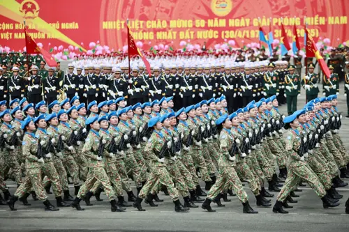 Người Dân Đổ Ra Đường Xem Diễu Binh 30/4: Kinh Nghiệm Chọn Chỗ Đẹp, An Toàn Và Mát