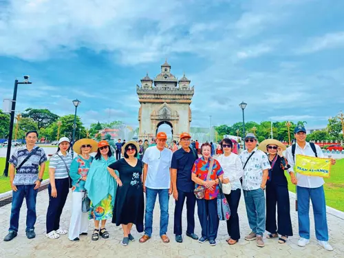 Hành Trình Du Lịch Khám Phá Vương Quốc Lào