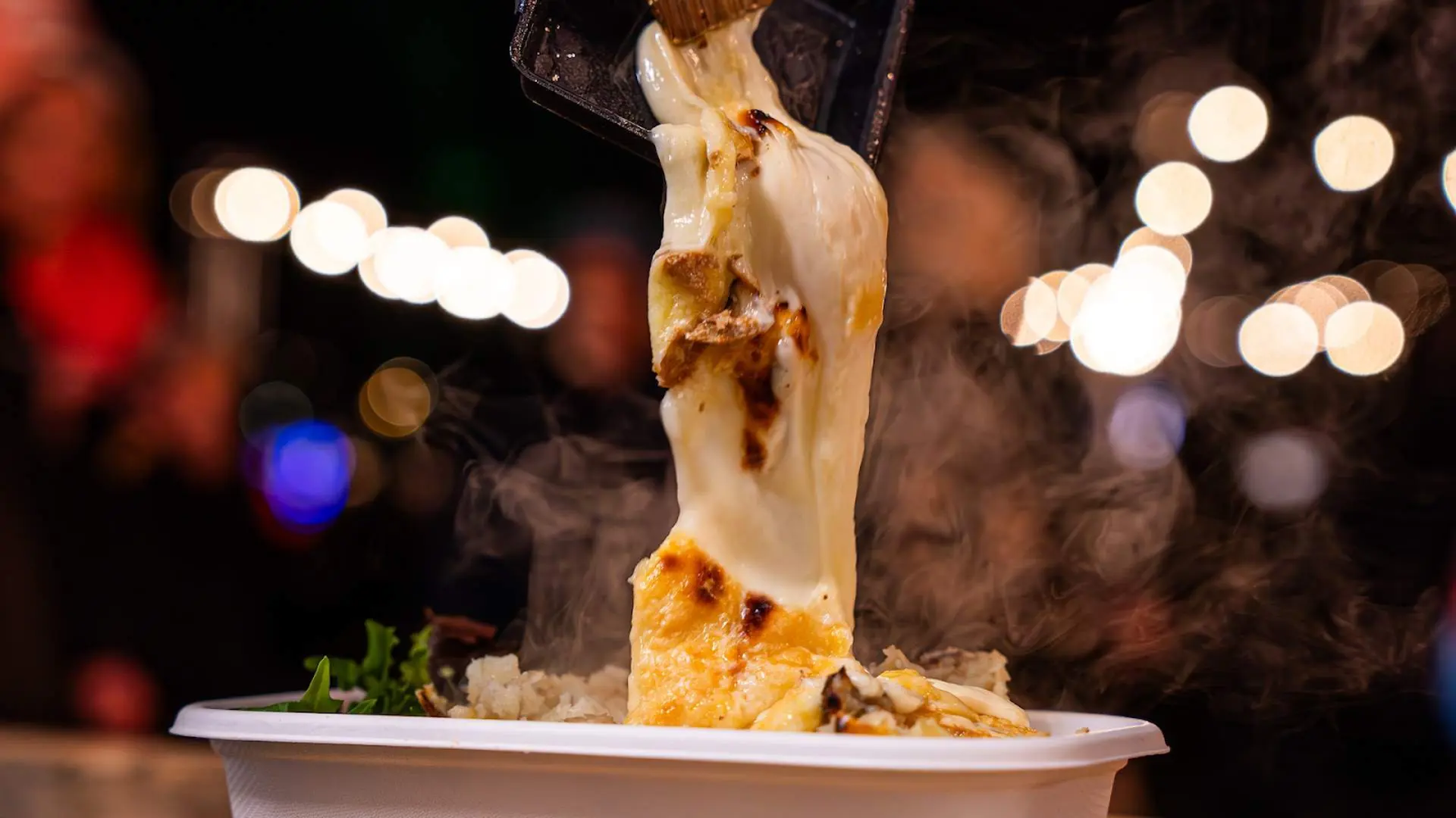 Ẩm thực châu Âu mùa đông 2025 – Fondue, Chocolate nóng và Rượu vang đỏ