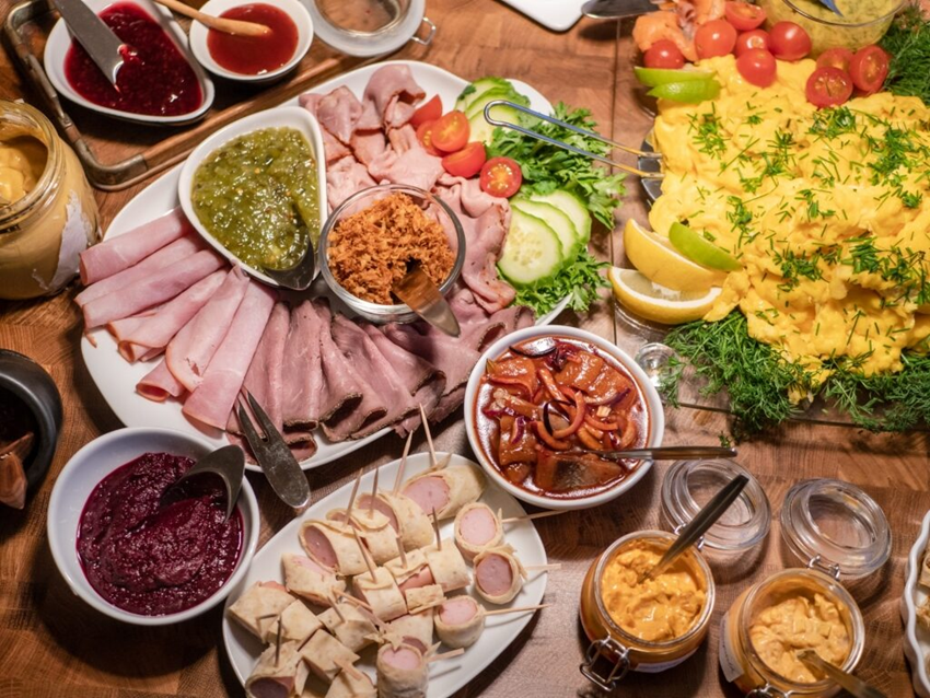 Ẩm thực Scandinavia mùa đông – Hương vị ấm áp giữa trời tuyết trắng