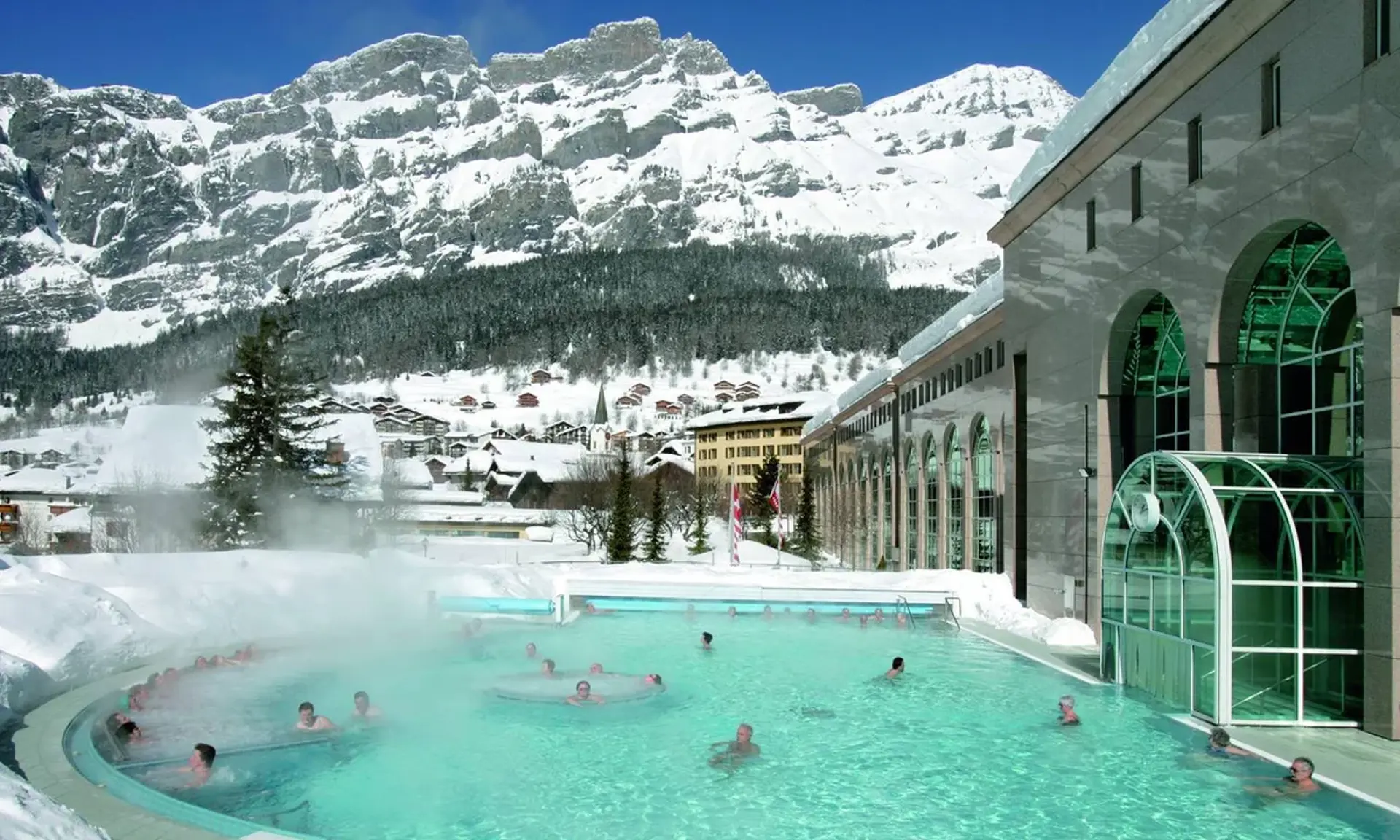 Spa mùa đông châu Âu – Thưởng thức suối nước nóng giữa tuyết trắng