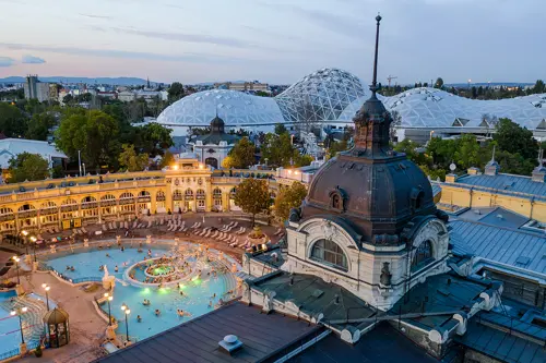 Tắm khoáng Budapest mùa đông 2025 – Trải nghiệm Széchenyi & Gellért Spa kỳ diệu