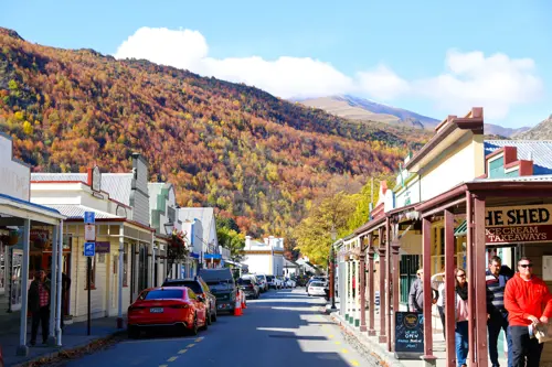 Thị trấn Arrow Queenstown – Check-in phố cổ & quán cà phê bên suối đẹp nhất New Zealand 2025